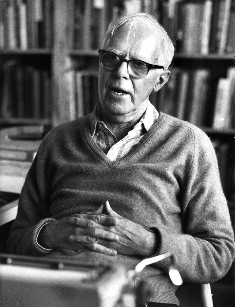 Martin Gardner, considerado um mestre da matem&aacute;tica recreativa, popularizou o problema dos 9 prisioneiros, idealizado por Henry Ernest Dudeney com base nas colegiais de Kirkman