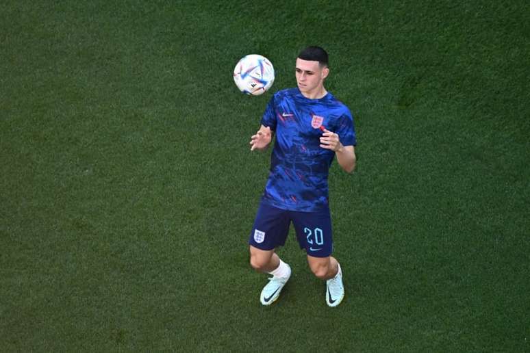 Phil Foden durante o aquecimento em duelo diante dos EUA pela Copa do Mundo (Foto: Jewel SAMAD / AFP)