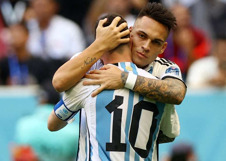 Lionel Messi e Lautaro Martinez se abraçam em vitória do México