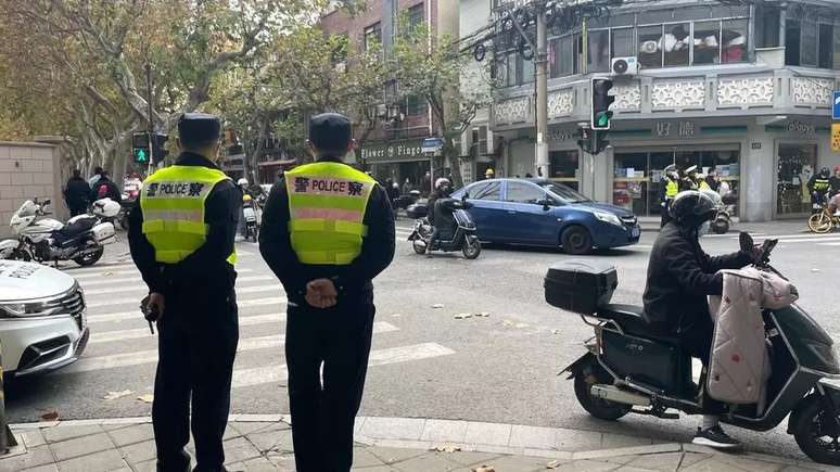 Grande presen&ccedil;a policial p&ocirc;de ser vista nas ruas de Urumqi na manh&atilde; de domingo (27/11)