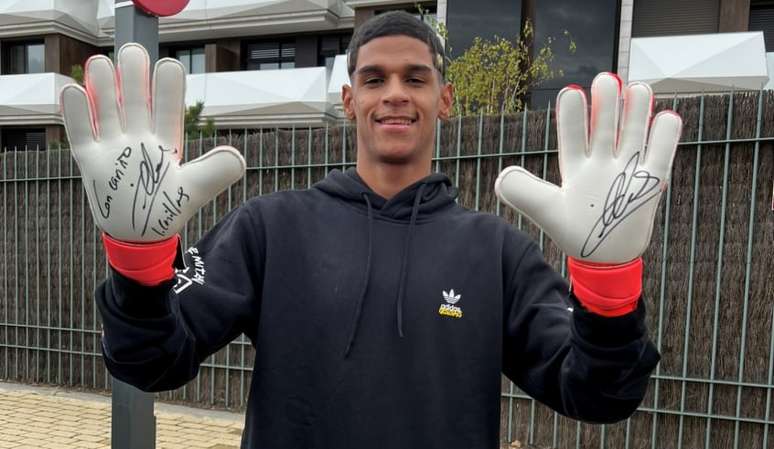 Luva de Pedreiro ganhou um par de luvas de goleiro autografadas por Casillas (Foto: Reprodução / Twitter)