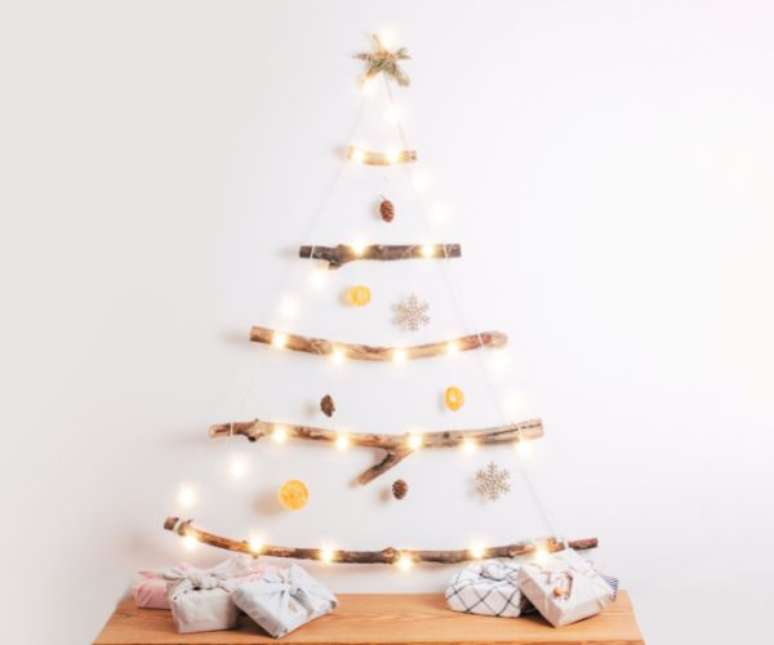 Luzes de Natal podem ser um ótimo incremento para a árvore de parede –