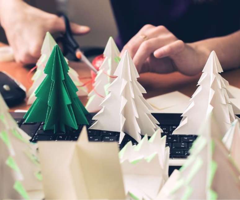 Você pode criar suas próprias árvores de Natal de papel –