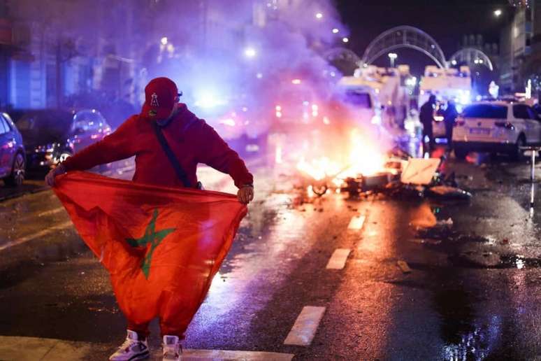 Belgas protestam nas ruas da capital após derrota para Marrocos na Copa do Mundo (Foto: Kenzo Tribouillard / AFP)