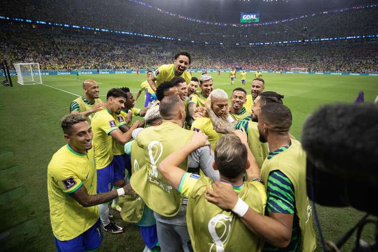 Brasil vence a Suíça e se classifica para as oitavas de final