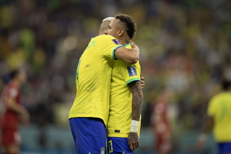 Neymar é criticado por 'abraço mole'
