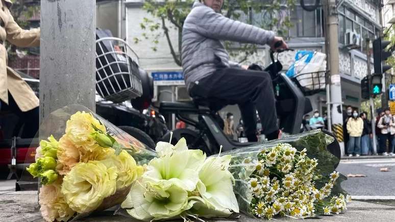 Muitos deixaram flores nas ruas para lembrar v&iacute;timas do inc&ecirc;ndio