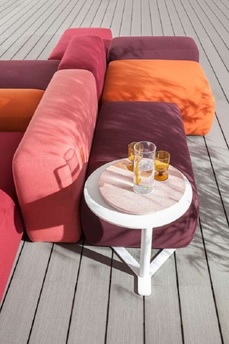 5. O sof&aacute;-ilha pode decorar sua &aacute;rea de lazer externa. Fonte &ndash; Lapalma Design