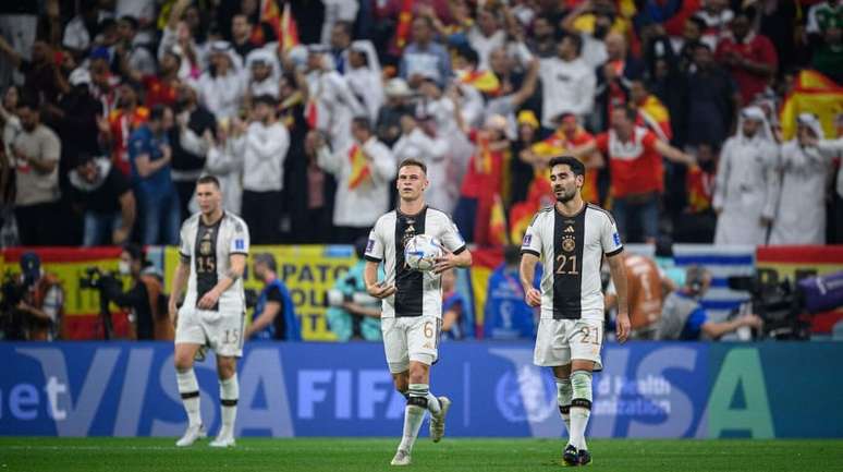 Jogadores alemães depois de sofrerem o gol da Espanha, no empate de domingo (Foto: GES/DFB)