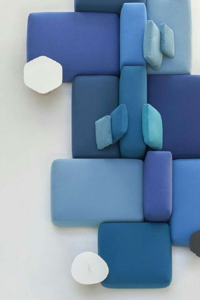 18. Modelo de sof&aacute;-ilha em tons de azul. Fonte &ndash; DINNI