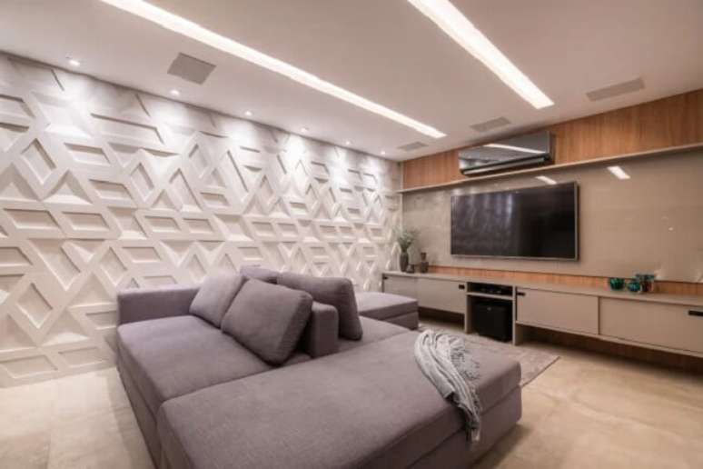 35. Sala com revestimento 3D e sof&aacute;-ilha. Fonte &ndash; Kadu Lopes