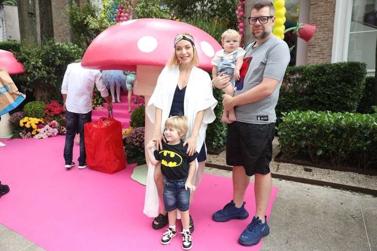 Luiza Possi com os filhos Lucca e Matteo e o marido Cris Gomes 