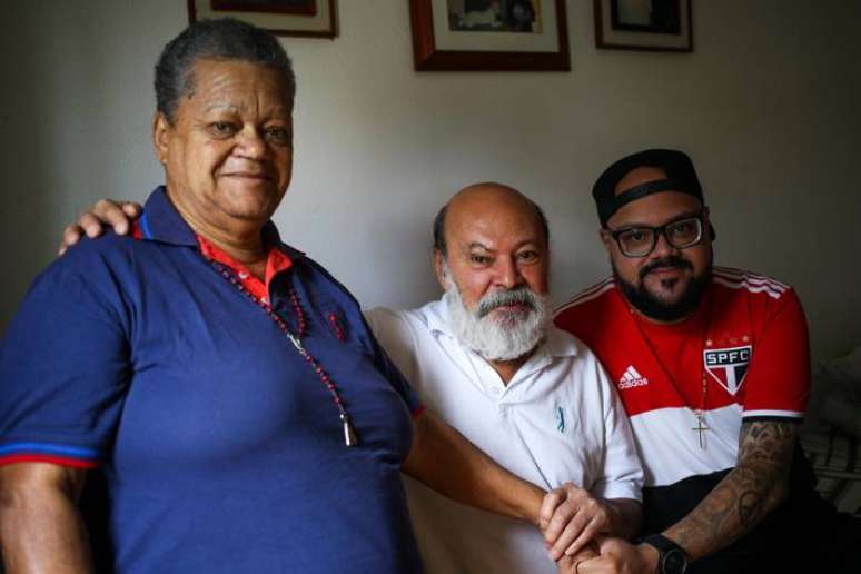 Espécie de matriarca da Rua Catar, Elane Cardoso, com o filho Genivaldo Junior e o marido Genivaldo Cardoso