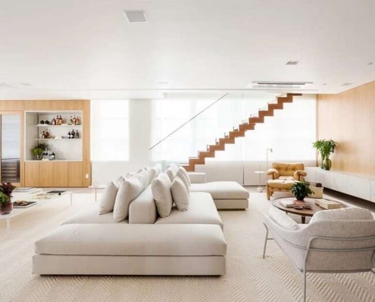21. O sof&aacute; em ilha conecta facilmente os ambientes. Fonte &ndash; Figueiredo Fischer Arquitetos