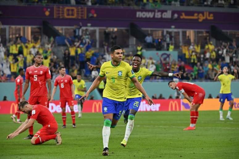 Casemiro marca um golaço e sai para comemorar (Nelson Almeida / AFP)