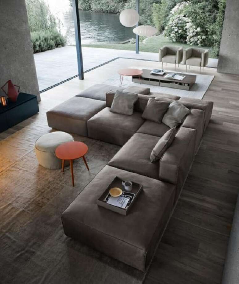 19. Modelo de sof&aacute;-ilha grande em tom cinza. Fonte &ndash; Houzz