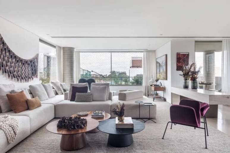 23. O sof&aacute;-ilha pode preencher toda a sala de estar. Fonte &ndash; Suite Arquitetos