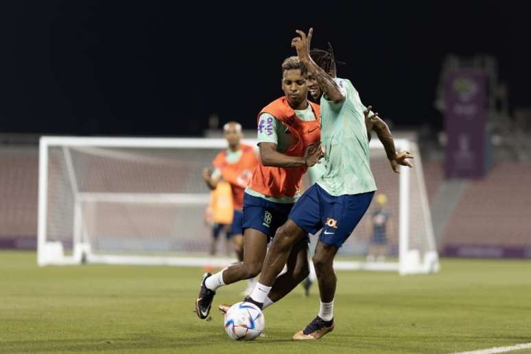 Fred e Rodrygo em disputa no treino: um dos dois será titular nesta segunda-feira (Foto: Lucas Figueiredo / CBF)