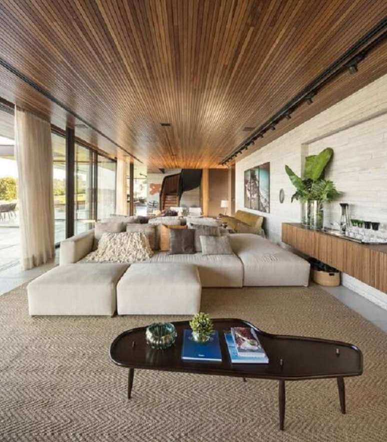 37. Sala de casa de campo decorada com sof&aacute;-ilha grande. Fonte &ndash; ArchDaily