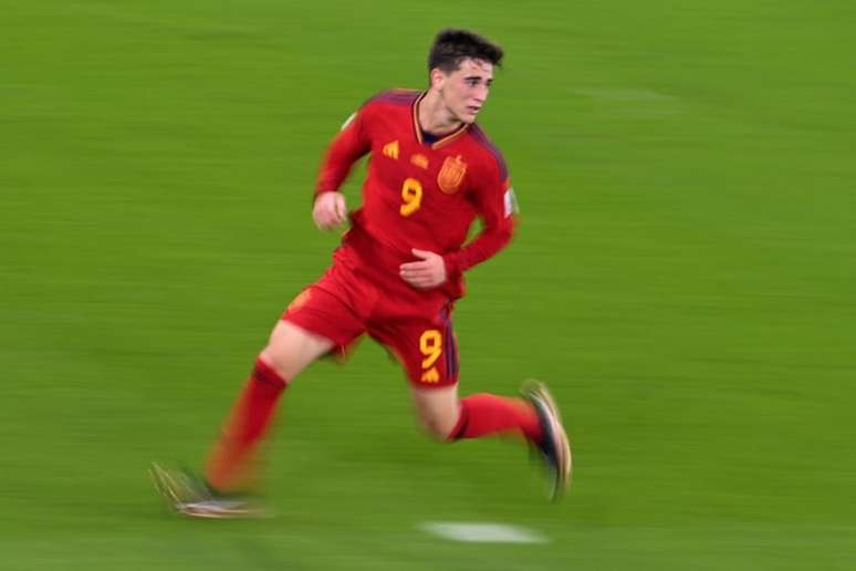Gavi tem 18 anos e é titular da seleção espanhola (Foto: Kirill KUDRYAVTSEV / AFP)