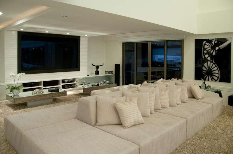 30. Sala ampla com sof&aacute; em ilha. Fonte &ndash; Leo Shehtman