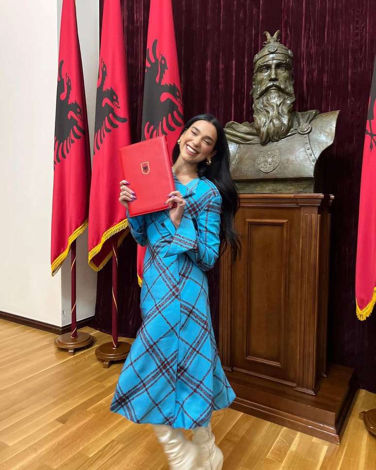 Dua Lipa recebeu o título de cidadã albanesa neste domingo, 27.