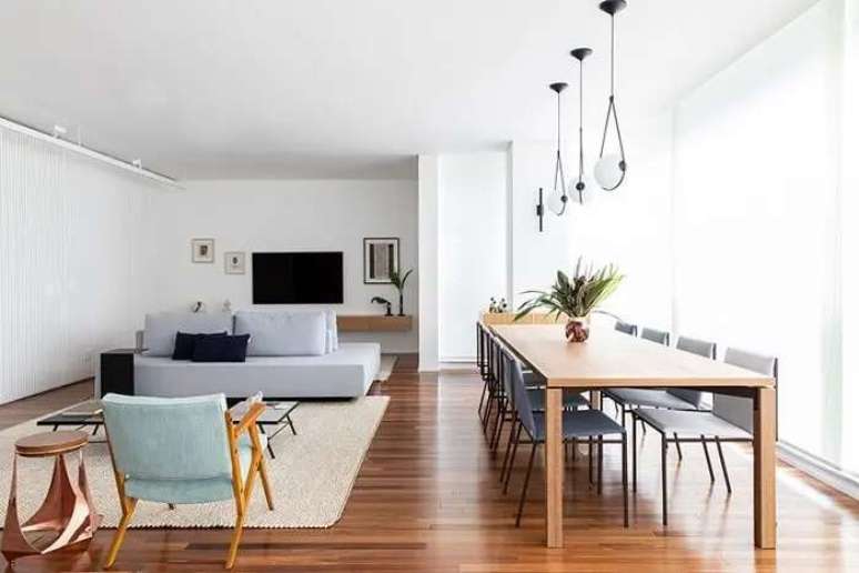 46. Sof&aacute;-ilha pequeno cinza e mesa de centro preta. Fonte &ndash; IN&Aacute; Arquitetura