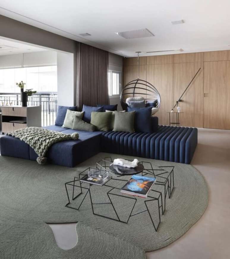 38. Sof&aacute; de ilha azul e mesa de centro aramada. Fonte &ndash; RED Square Arquitetura