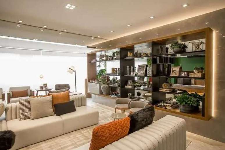 48. Sof&aacute; modelo ilha com almofadas decorativas. Fonte &ndash; Fernanda Pe&ccedil;anha
