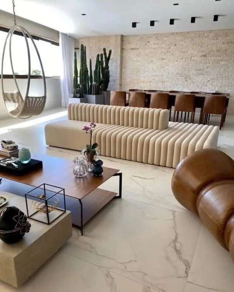 29. Sala ampla com balan&ccedil;o e sof&aacute;-ilha. Fonte &ndash; Studio 2 Arquitetura
