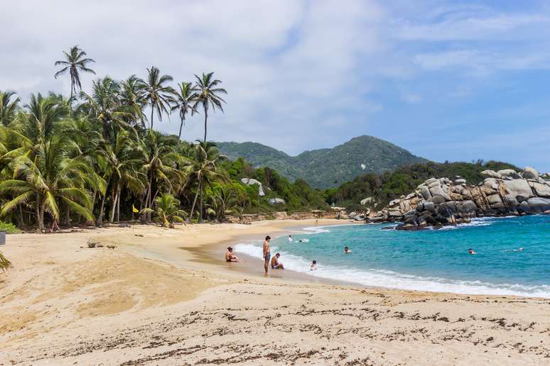 O Parque Nacional Tayrona esconde praias de mar ora calmo, ora revolto.