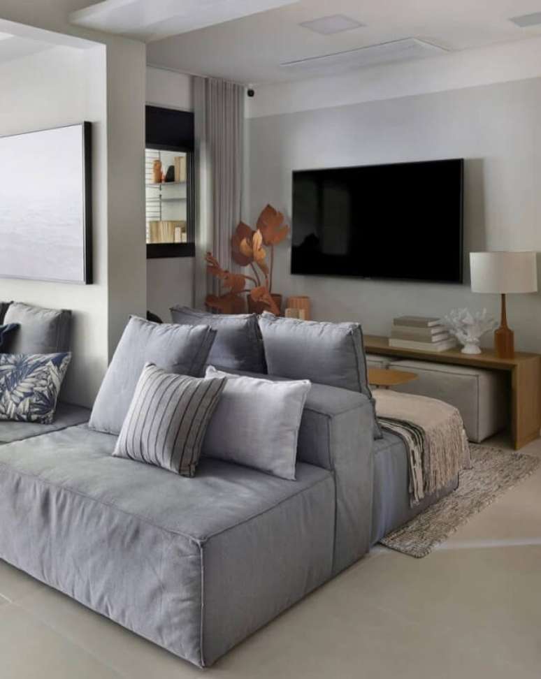 12. Apartamento pequeno com sof&aacute;-ilha cinza. Fonte &ndash; Todos Arquitetura