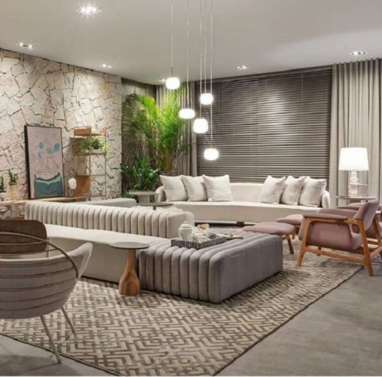 14. Cortina de tecido e sof&aacute;-ilha. Fonte &ndash; Artlux Cortinas e Persianas