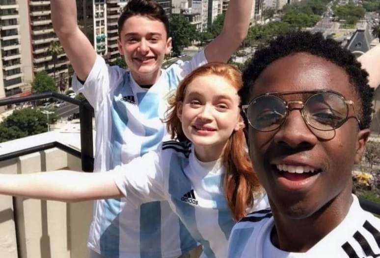 Atores de Stranger Things vestiram a camisa da Argentina em 2018 (Reprodução)