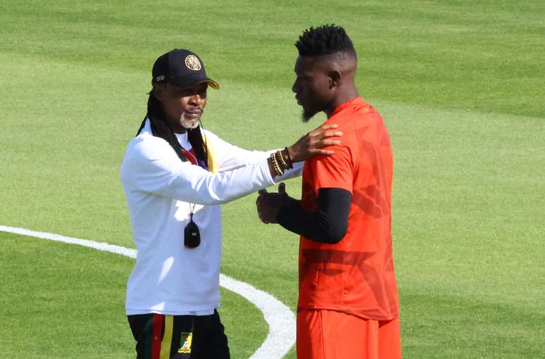 Rigobert Song, técnico de Camarões, e o goleiro André Onana