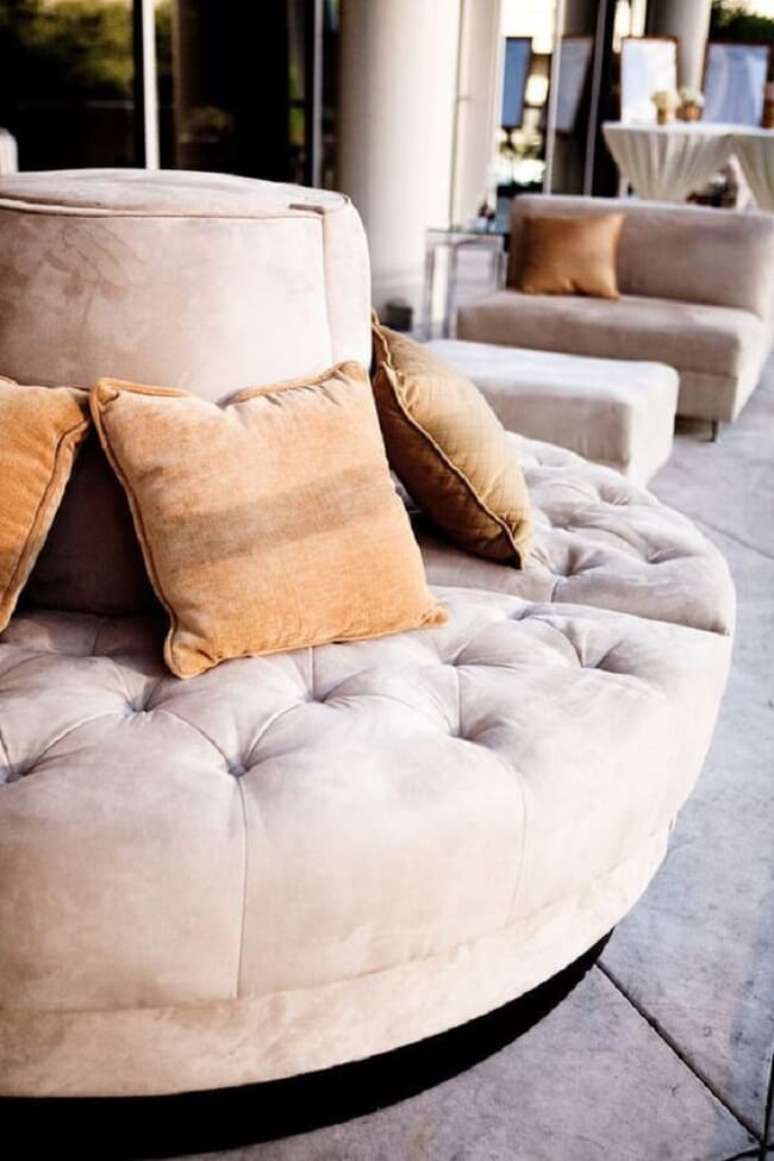 25. O sof&aacute;-ilha redondo traz charme para a decora&ccedil;&atilde;o. Fonte &ndash; Style Me Pretty