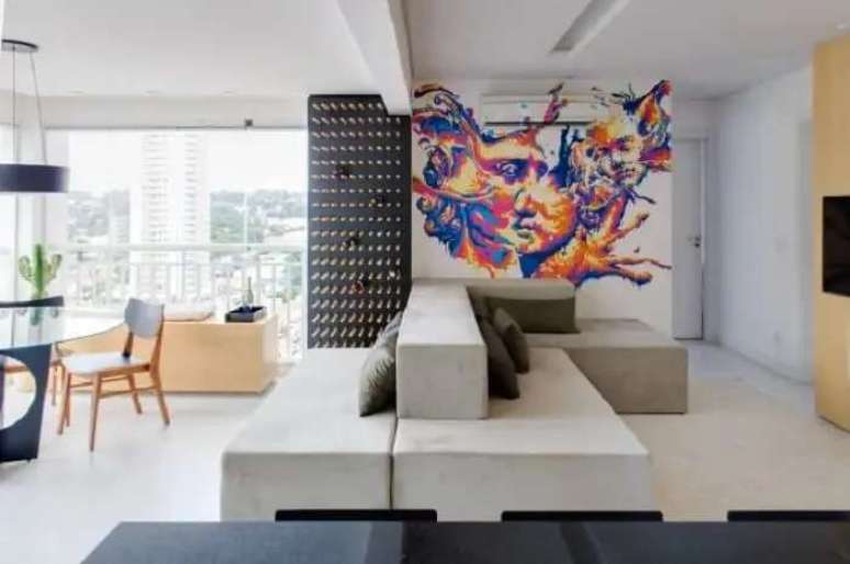 11. Apartamento decorado com sof&aacute;-ilha. Fonte &ndash; Est&uacute;dio Pulpo
