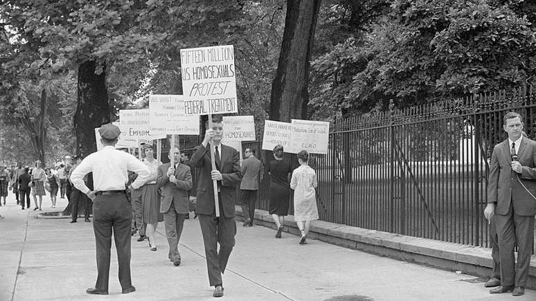 Ativista Frank Kameny (1925-2011), segundo na fila, protestando diante da Casa Branca em maio de 1965; ele conseguiu que a Associa&ccedil;&atilde;o Americana de Psiquiatria desse espa&ccedil;o para vozes divergentes