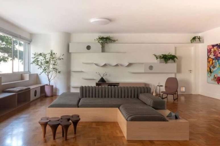 41. Sof&aacute;-ilha com base de madeira. Fonte &ndash; Matu Arquitetura