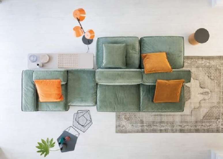 22. O sof&aacute;-ilha acomoda varias pessoas na sala de estar. Fonte &ndash; Architonic