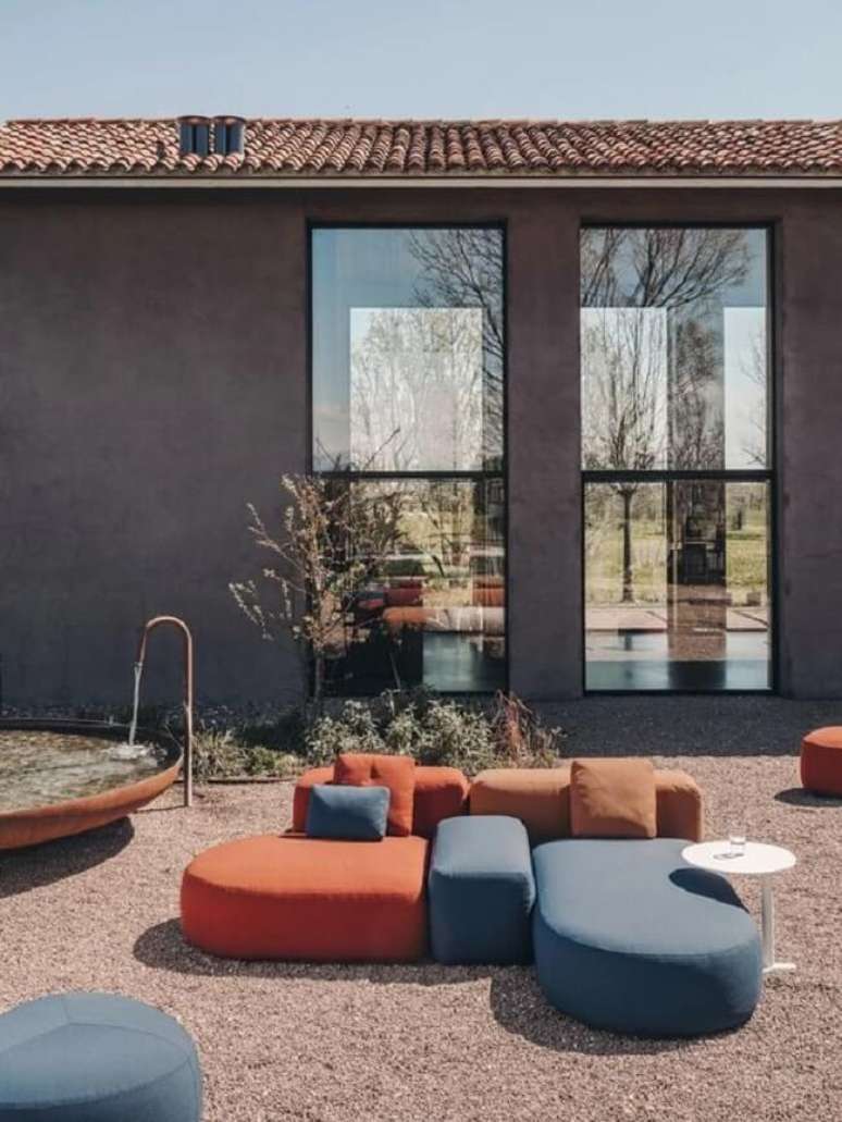 40. Sof&aacute;-ilha colorido decora a &aacute;rea externa do im&oacute;vel. Fonte &ndash; Lapalma Design
