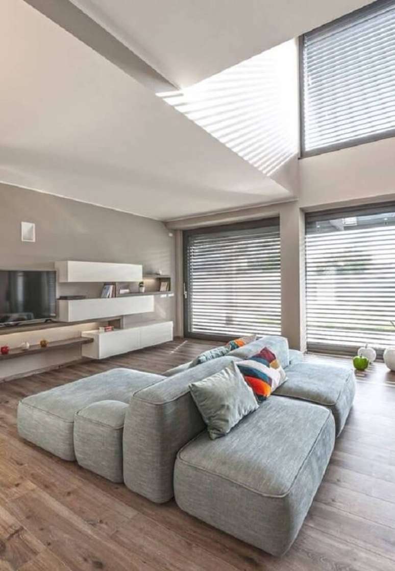 31. Sala bem iluminada e decorada com sof&aacute;-ilha. Fonte &ndash; Ana Carvalho