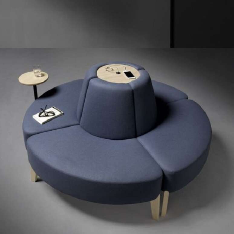 10. Ambiente decorado com sof&aacute;-ilha redondo azul. Fonte &ndash; This Weber Design Unlimited