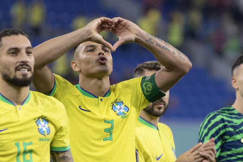 Thiago Silva faz coração após vitória do Brasil