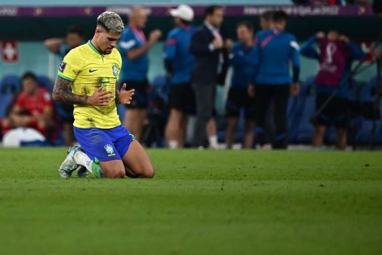 Bruno Guimarães fez seu primeiro jogo em Copa do Mundo (Foto: ANNE-CHRISTINE POUJOULAT / AFP)