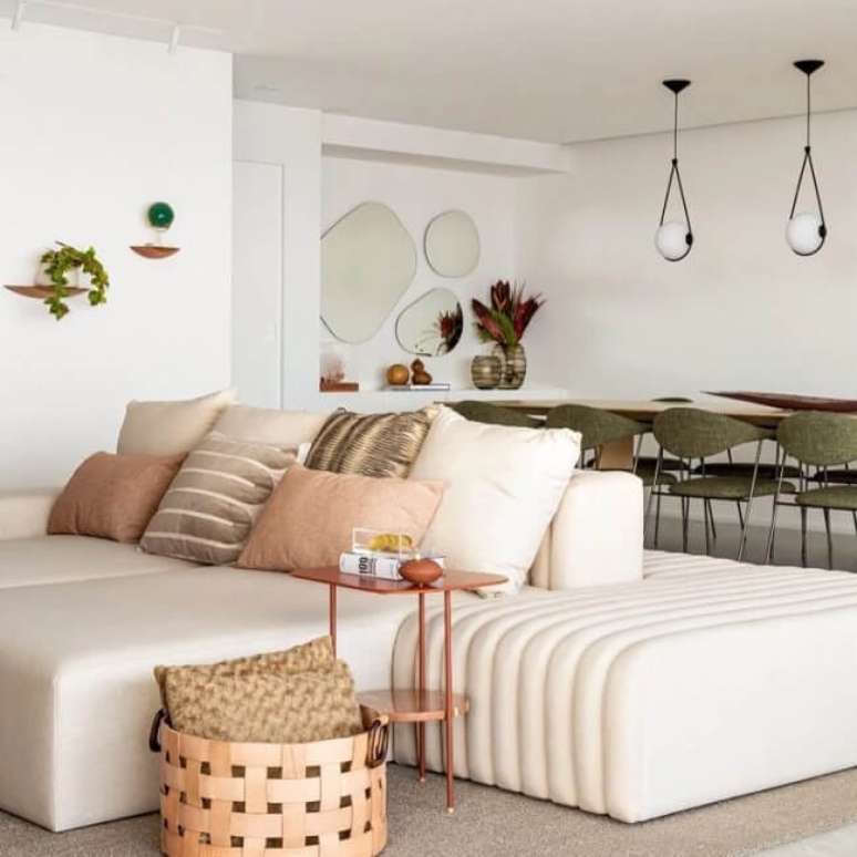 13. As almofadas trazem um toque especial para o sof&aacute; de ilha. Fonte &ndash; Milena Fernandes Arquitetura