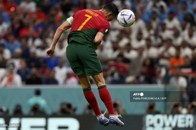 Cristiano Ronaldo subiu para cabecear a bola contra o Uruguai (PABLO PORCIUNCULA / AFP)