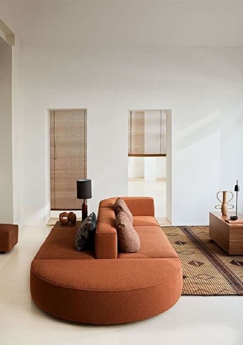 42. Sof&aacute;-ilha com design moderno. Fonte &ndash; Lauren Bencivengo