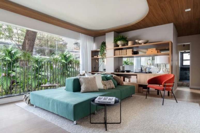36. Sala com sof&aacute;-ilha verde. Fonte &ndash; Todos Arquitetura