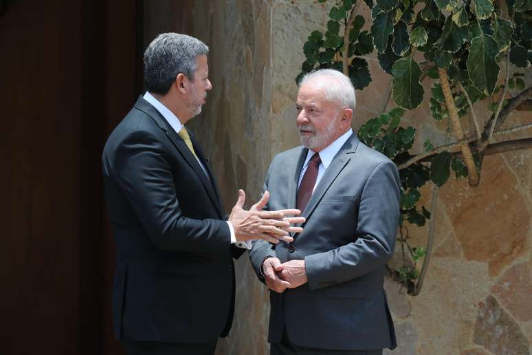 Registro do presidente eleito Luiz Inácio Lula da Silva (PT) se encontrando com o presidente da Câmara, Arthur Lira (PP-AL), no início de novembro